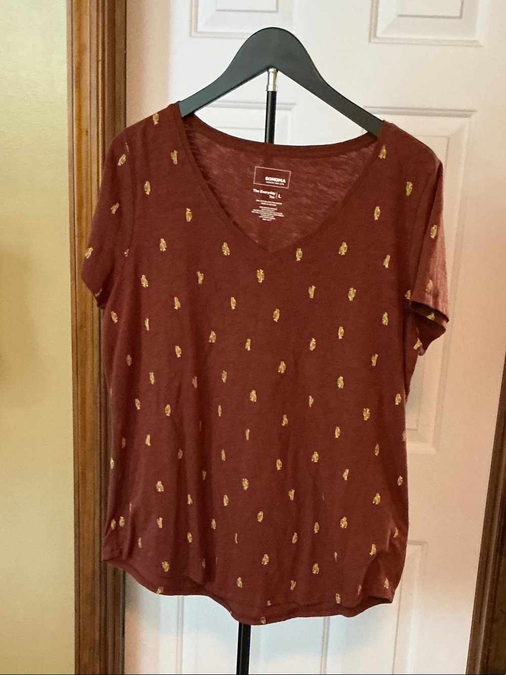 Sonoma Rust V-Neck Short Sleeve Top with Gold Print